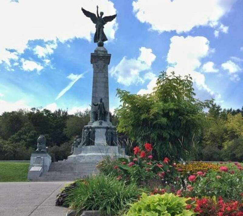 Montreal : Downtown & Underground Walking Tour with a Guide - Meeting point and how the 2-hour schedule feels in real life