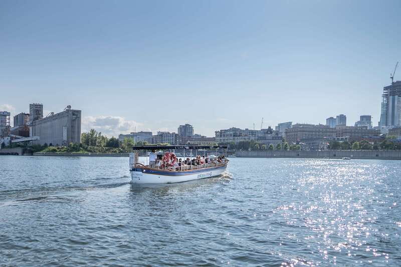 Montreal: Electric Boat Cruise with Onboard Drinks - The live guide in French and English, what works, and what to plan for
