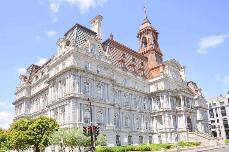 Montreal: Guided Bus Tour - McGill and Université de Montréal from the Road
