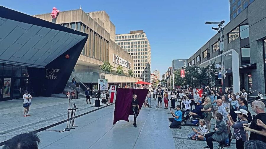 Montreal: Private 2h Walking Tour RESO and Old Montreal - Downtown culture stops around Place Ville Marie and Quartier des Spectacles
