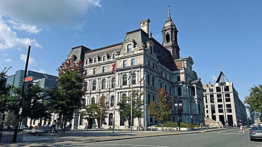 Montreal: Private 2h Walking Tour RESO and Old Montreal - Old Montreal and Old Port finish: Bonsecours Market, Jacques-Cartier Place, and the river