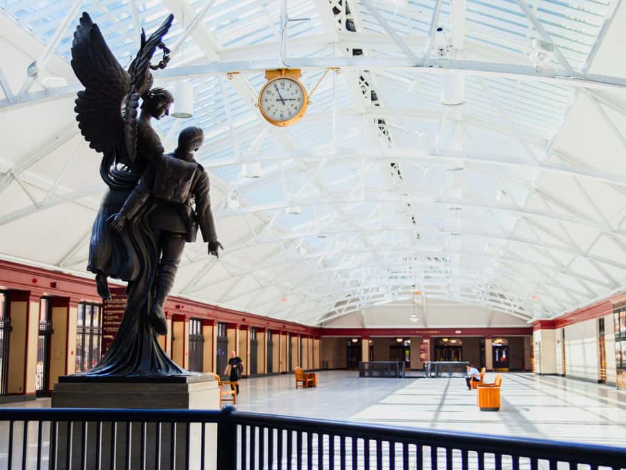 Montreal: Private Walking Tour of Downtown & Underground - Montreal’s Underground City, 33 km worth of everyday convenience