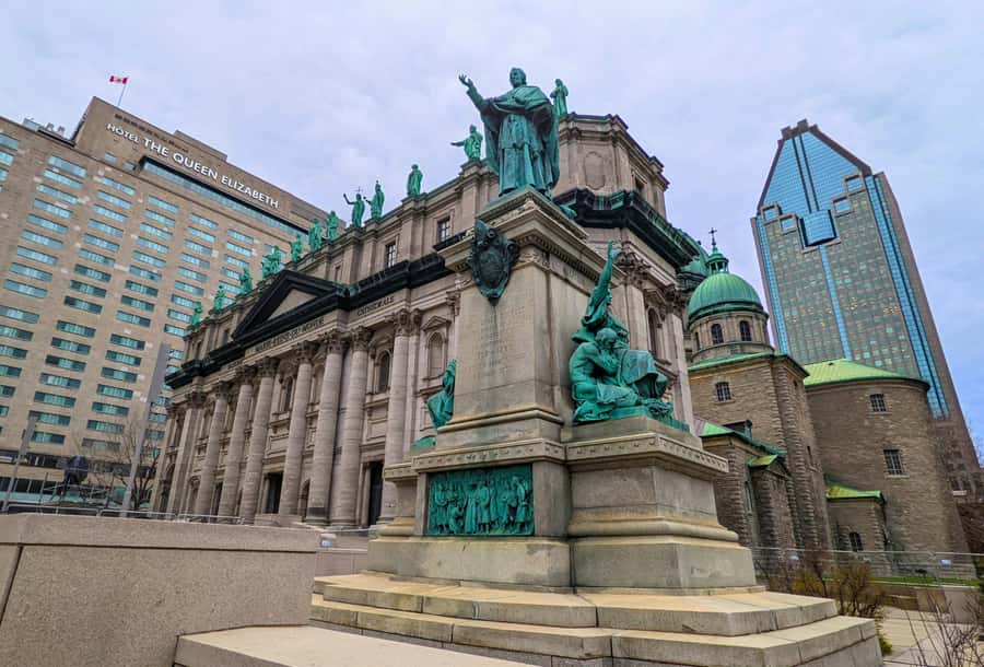 Montreal: Private Walking Tour of Downtown & Underground - Meeting at the Sun Life Building on Rue Metcalfe