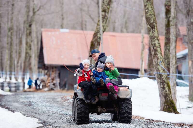 Montreal: Sugar Shack Maple Syrup Day Trip with Lunch - Rain or shine: what to bring for a farm day