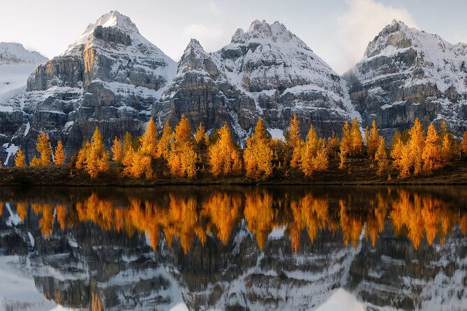 Moraine Lake & Lake Louise Sunset & Wildlife Adventure - Stop 1: Moraine Lake at golden hour (turquoise water and smart photo time)