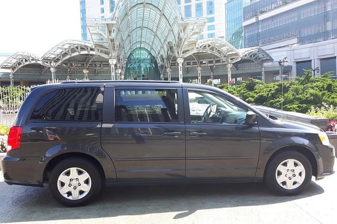 Niagara Falls Airport (IAG) Transportation - Sedan vs Minivan: Getting the Right Vehicle for Your Group