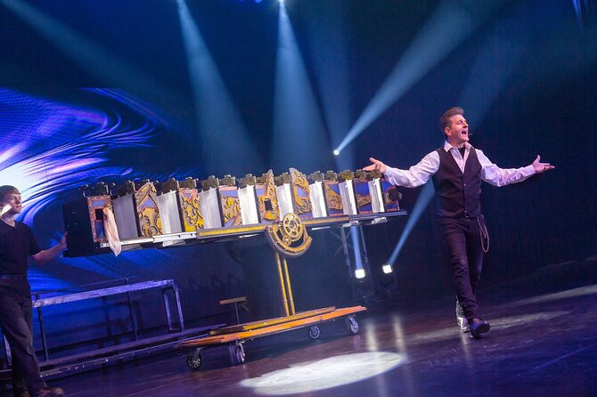 Niagara Falls, Canada: Wild Magic Show Ticket - The Greg Frewin Theatre, Clifton Hill, and Getting Comfortable