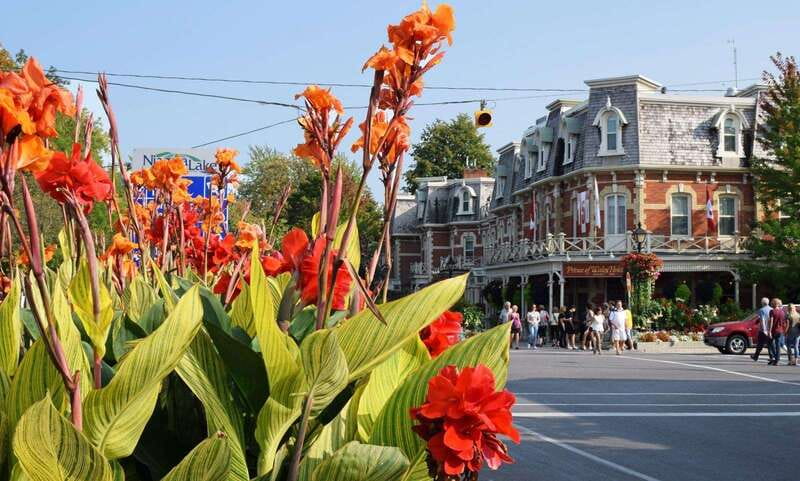 Niagara Falls: Canada with a Portuguese-speaking guide - Riding the Niagara River Drive, Then Switching to Town Mode