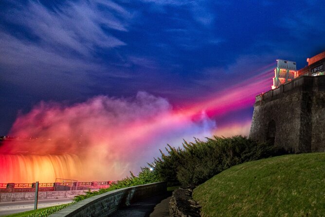 Niagara Falls Evening Tour with Boat, Dinner & Illumination Tower - Maple syrup at Maple Leaf Place, quick flavor stop or a shopping break?