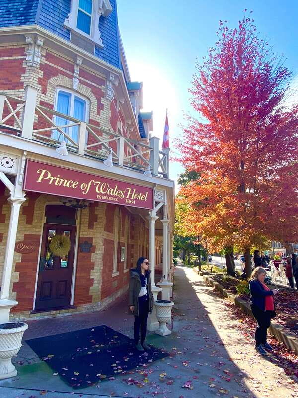 Niagara-on-the-Lake: Guided Walking Tour - Meeting Point at the Pillar and Post Gardens: Start Easy