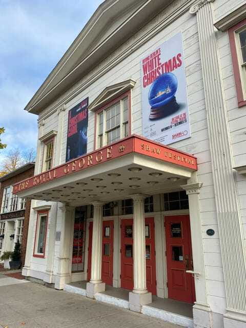 Niagara-on-the-Lake: Guided Walking Tour - Queen Street Landmarks: Courthouse, Cenataph, Apothecary, Carriages