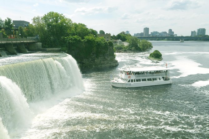 Ottawa Boat Cruise - Paul's Boat Line - Bilingual narration: what it adds to the sightseeing
