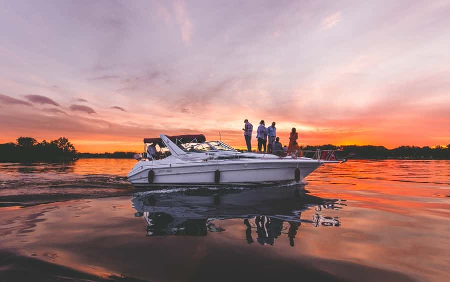 Ottawa: Downtown Yacht Cruise - Wed-Sun @ 6PM - 75 Minutes - Price and value: $90 for 75 minutes, and what costs extra