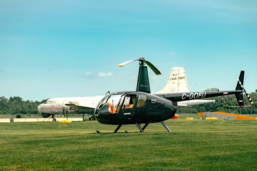 Ottawa: Panoramic helicopter flight (Gatineau Park + downtown) - Gatineau Park and the Water Views That Make It Feel Bigger
