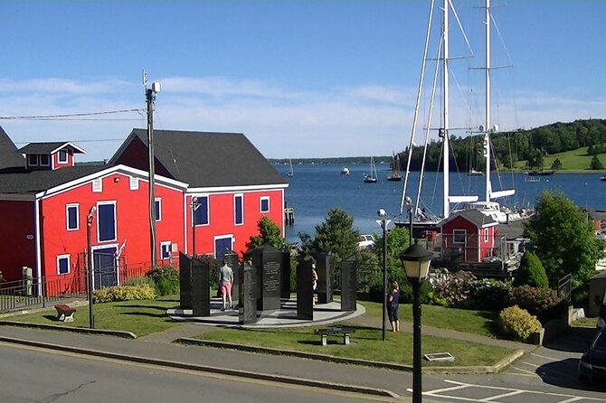 Peggy's Cove and Lunenburg Tour (small group) - Peggy’s Cove stop: one hour for lighthouse photos and sea air