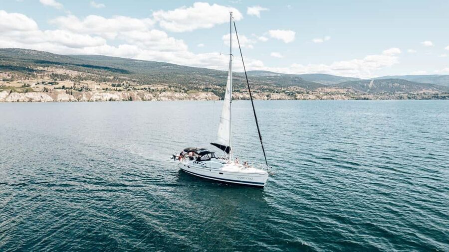 Penticton Okanagan Lake: Sailing Tour - Swimming and paddleboarding on warm, clean water