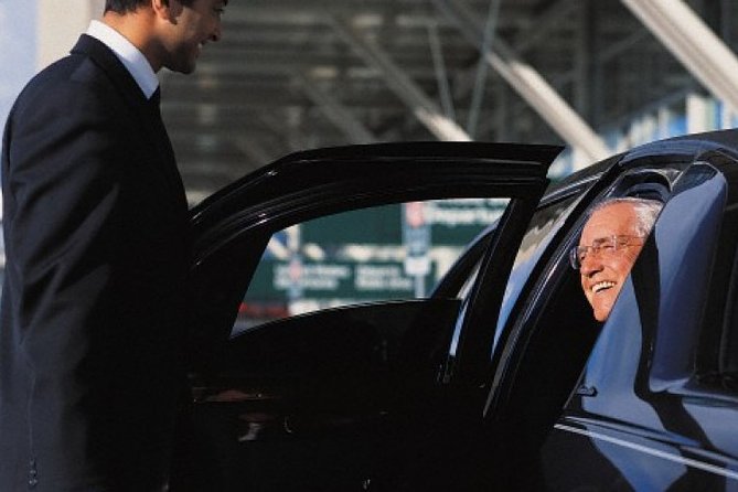 Private Vancouver Airport YVR or Train Stn Transfer to Vancouver - Where Your Chauffeur Meets You at YVR (Domestic vs International)
