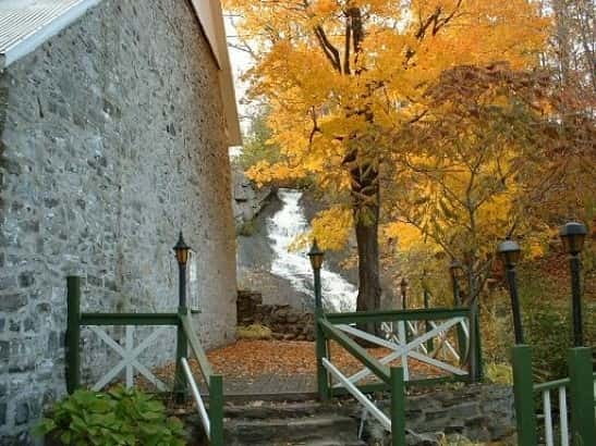 Quebec: City Tour, Montmorency Falls & Île d'Orléans Tour - Chateau Frontenac Views and the Price Building Stop You’ll Remember