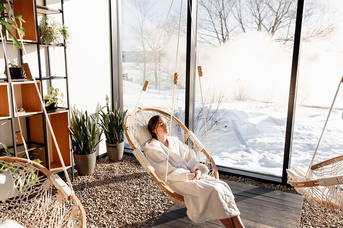 Quebec -Forfait Strøm détente authentique - Indoor/outdoor bath: the dark-to-light contrast