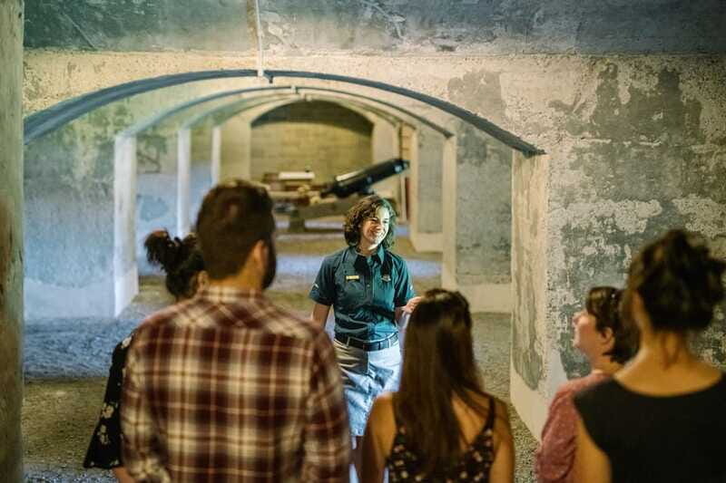 Québec: Fortifications-of-Québec Guided Walking Tour - Guide style in real life: what to expect from English or French