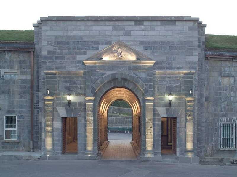 Quebec: La Citadelle de Québec Ticket and Guided Tour - Guides and Group Size: When Humor Makes History Stick