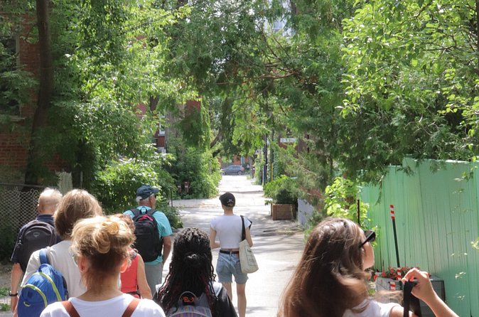 Rabbis, Writers and Radicals: Montreal Jewish History Walking Tour - How the tour actually feels: pace, group size, and hearing the guide