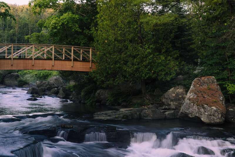Saint-Sauveur: relaxation session in a Nordic thermal spa - The thermal circuit: sauna-to-river cooling, then repeat