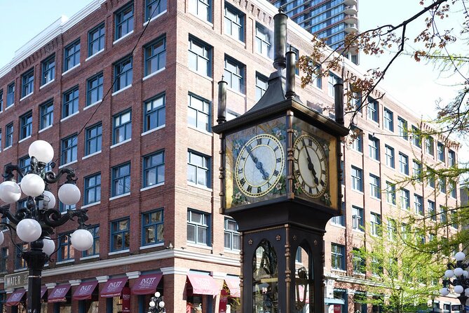 Taylor Swift Karaoke Sing Off Trolley Tour - Stop 1: Brockton Point Totem Pole and the First Singalong Moment
