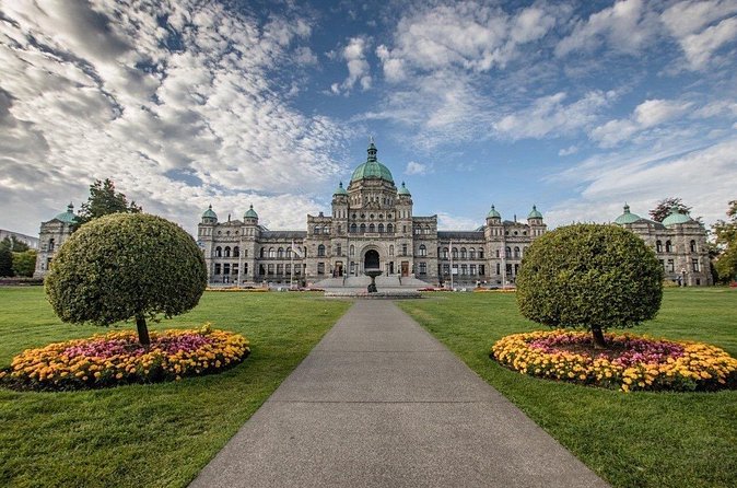 The Signature Tour Victoria - Beacon Hill Park: free time with Mile Zero and a major totem pole