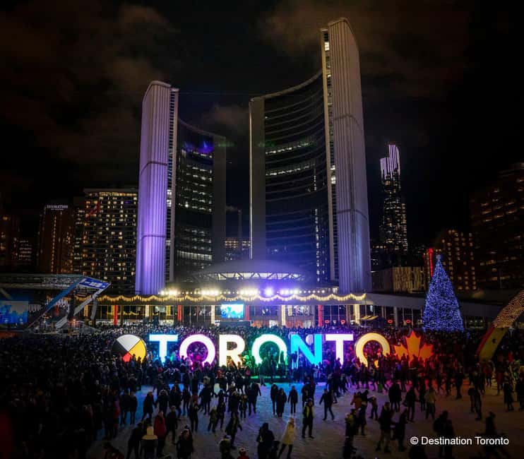Toronto: Festive Lights Bus Tour - How the live guide changes the whole experience
