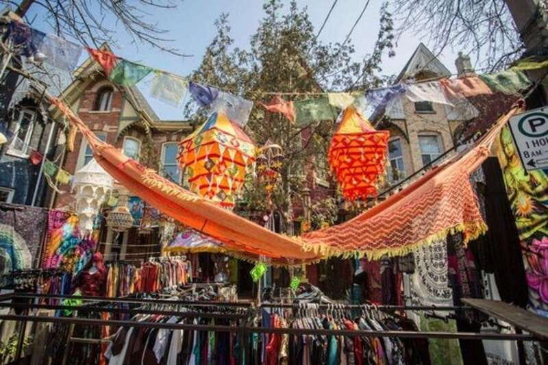 Toronto: Guided Walking Tour of Must-See Attractions - What to expect from the walking pace and group vibe