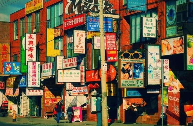 Toronto: Guided Walking Tour of Must-See Attractions - Lining up questions to get the most from your guide