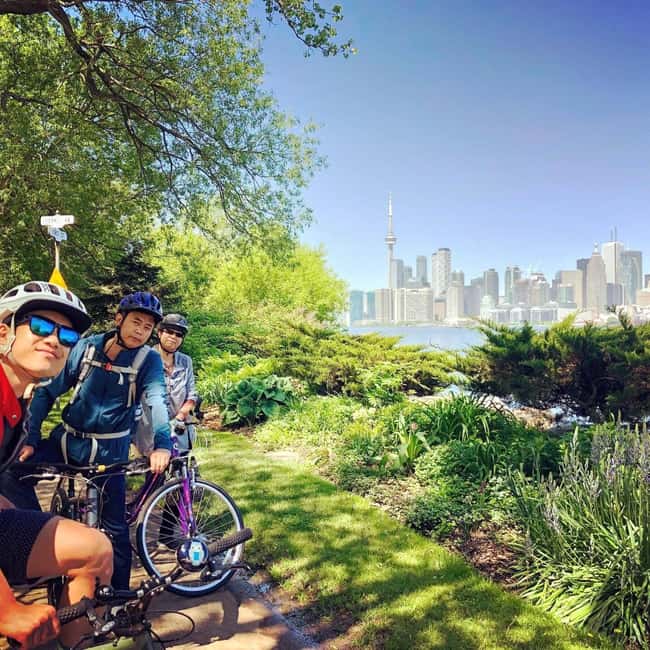 Toronto Islands: Sunrise Breakfast Bicycle Tour - Downtown to the waterfront: how you get iconic views without fighting traffic
