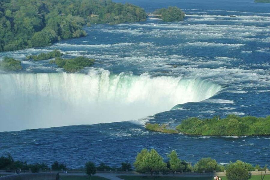 Toronto: Niagara Falls Day Tour with Boat Option - Winery and wine tasting: what you get in half an hour