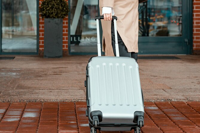 Vancouver All Day Luggage Storage - Visual Cues and Day-of Confusion: How to Find the Right Staff