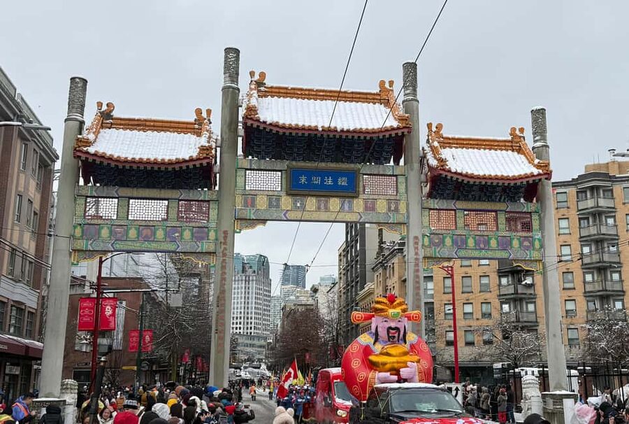 Vancouver City Tour+VipCar+Stanley Park+ChinaTown/SmallGroup - Downtown landmarks: Gastown cobblestones and the Steam Clock moment