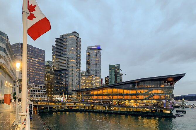 Vancouver Evening Tour: Stanley Park & English Bay Photostops - Prospect Point Lighthouse: your best photo stop inside Stanley Park