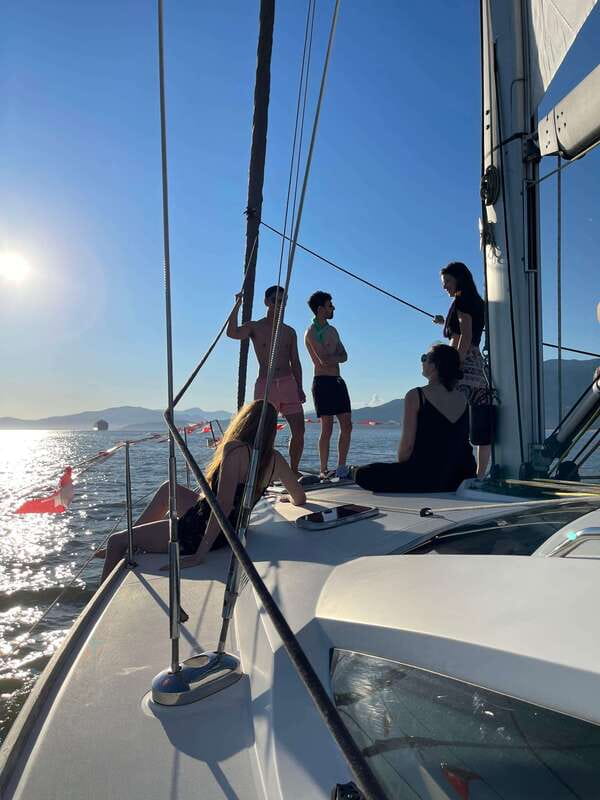 Vancouver: Mosquito Creek and English Bay Sailboat Cruise - Helm Time, Trim Lessons, and How the Crew Makes It Comfortable