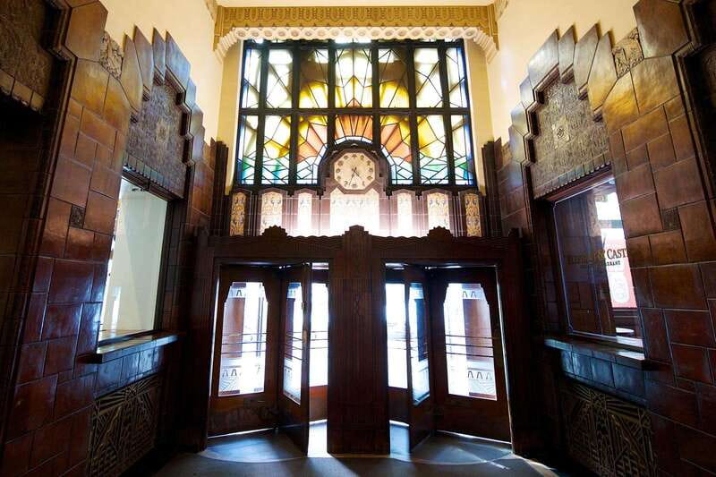 Vancouver: The Downtown Sinners and Sweets Tour - Why crime stories and grand buildings make sense in Vancouver