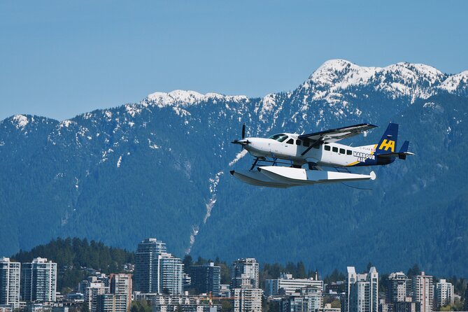 Vancouver to Seattle Scenic Seaplane Transfer: One Way - Landing at Lake Union: Seattle from the water