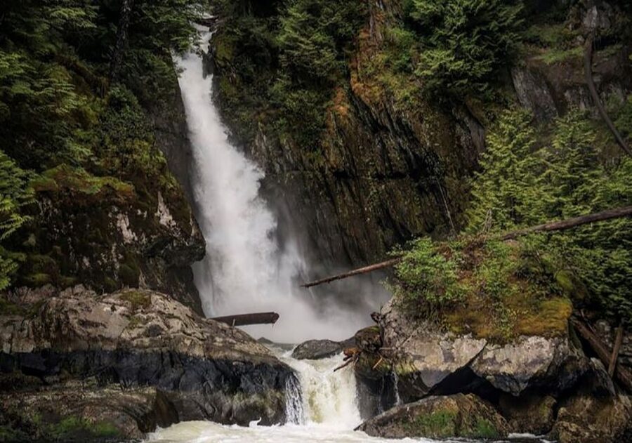 Vancouver: Waterfront Sightseeing Tour - City and Waterfall - Buntzen Powerhouse 1 and the route into park country