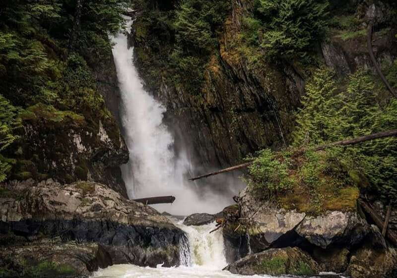Vancouver: Waterfront Sightseeing Tour - City and Waterfall - Siwash Rock and the early Harbour sights