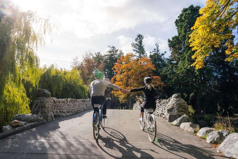 Victoria: 3-hour City Highlights Tour & Coastal Bike Ride - Inner-Harbour pathway to Government House: a classic Victoria intro