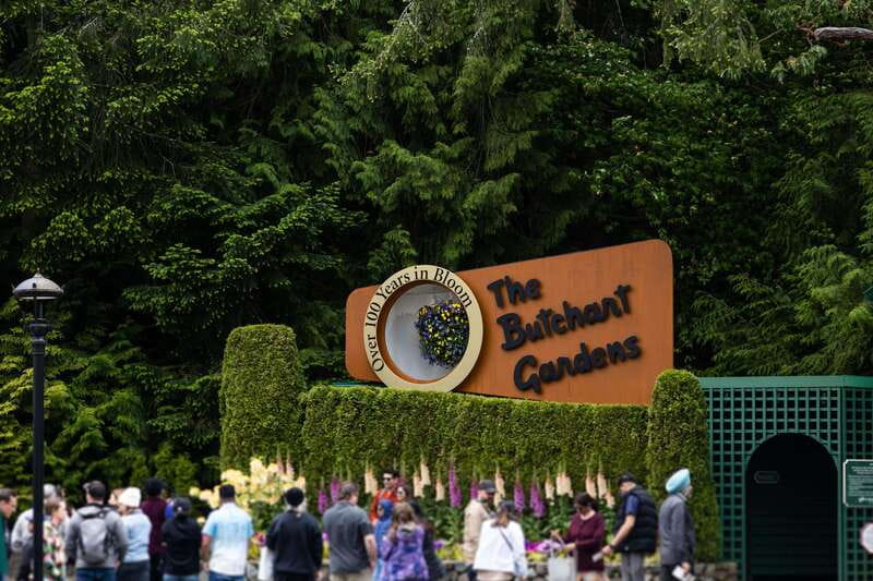 Victoria: City Highlights and Butchart Gardens Tour - Entering Chinatown through the Gate of Harmonious Interest