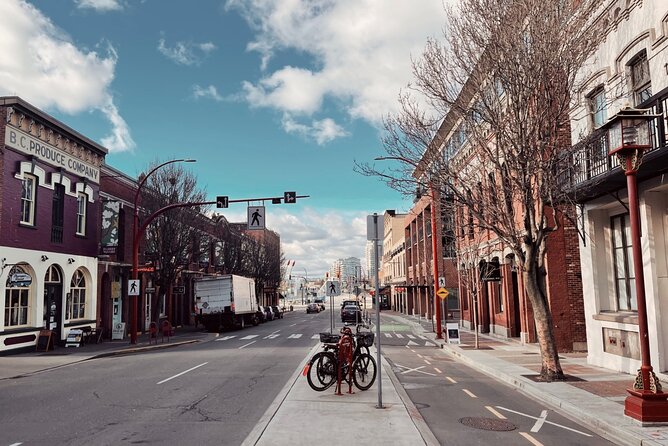 Victoria Scavenger Hunt and City Highlights Walking Tour - Stop 2: Fan Tan Alley and the fun of close-range clues
