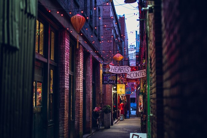 Victoria Scavenger Hunt and City Highlights Walking Tour - Going at your own pace, with real break room built in