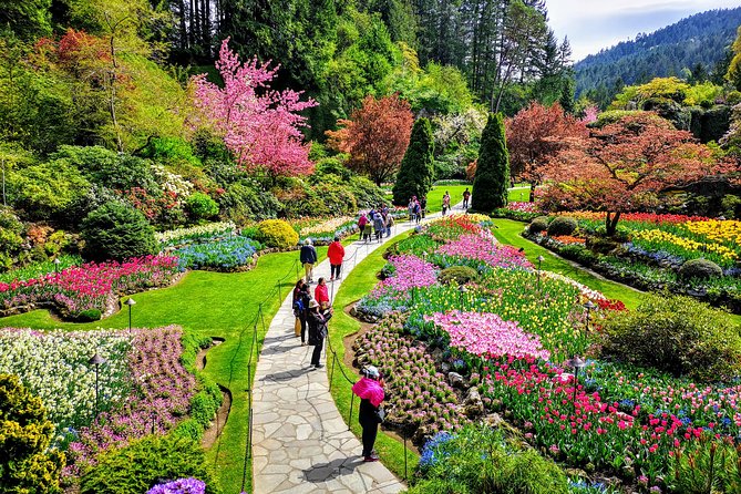 Victoria & The Butchart Gardens:Deluxe City and Garden Experience - Beacon Hill Park: peacocks, petting zoo, and a giant totem pole